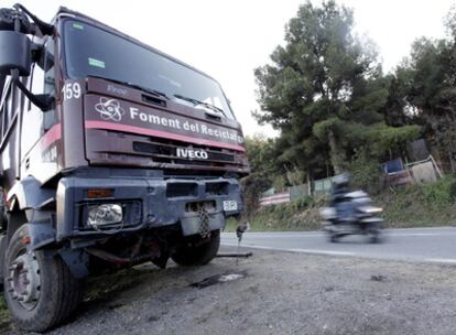 Estado en el que quedó el camión que chocó contra el vehículo en el que viajaban los cinco jóvenes de Sabadell.