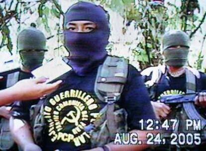 Artemio (en el centro), reivindica en televisión, en agosto de 2005, el asesinato de nueve personas.