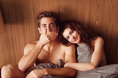 Jake Gyllenhaal y Anne Hathaway viven su particular historia de desencuentros en 'El amor y otras drogas' (2010).