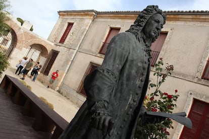 Estatua de Juan de Goyeneche, fundador de Nuevo Bazt&aacute;n.