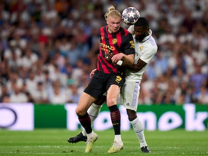 Rüdiger y Haaland pelean por un balón en la ida de la semifinal de la Champions del año pasado en el Bernabéu.