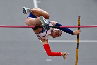 La atleta francesa Margot Chevrier, durante la competición de salto con pértiga, el 21 de agosto. 