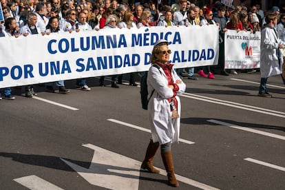 Una sanitaria marcha en apoyo al sistema público de sanidad en Madrid.