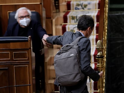 El ministro de Universidades, Manuel Castells (izquierda) saluda al ministro de Ciencia, Pedro Duque en el Congreso el pasado día 12, durante la segunda jornada de debate a la totalidad de los Presupuestos de 2021.