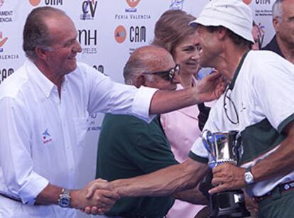 El rey Juan Carlos y la reina Sofía felicitan ayer en el Náutico de Valencia a la tripulación del <i>Espirito Santo</i>.