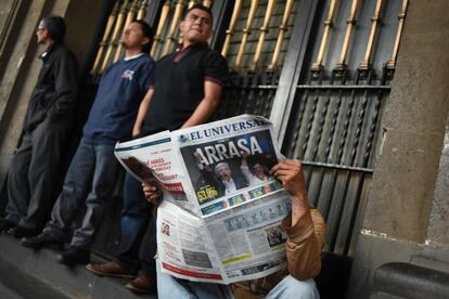 Una persona lee en un periódico los resultados de la elecciones presidenciales en México.