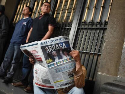 Una persona lee en un periódico los resultados de la elecciones presidenciales en México.