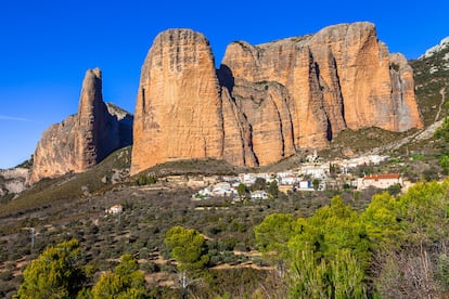 Los mallos de Riglos, unos pináculos de roca conglomerada de hasta 275 metros de altura en la provincia de Huesca. 