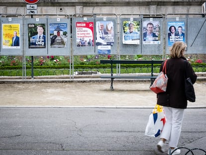 Un transeúnte frente a los carteles de los candidatos a las elecciones regionales en Vannes, Francia, el 22 de junio de 2021.