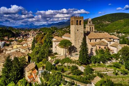 Con algo menos de 6.000 habitantes, <a href="https://comune.noceraumbra.pg.it/" target="_blank">Nocera Umbra</a>, en la provincia de Perugia —en el centro de la península italiana—, está protegida por unas imponentes murallas, con su inexpugnable fortaleza en lo alto rodeada de torres. Conserva un sugestivo centro medieval dominado por una torre cívica que data del siglo XI, reconstruida tras el devastador terremoto del 26 de septiembre de 1997. Al recorrer su centro histórico también se contempla la iglesia de San Francisco, del siglo XIV, que alberga la Pinacoteca y el Museo Cívico, que contiene valiosas obras de arte. Nocera Umbra es famosa, sobre todo, por sus aguas minerales, en particular las del manantial Angelica, que fluye en el antiguo balneario de Bagni di Nocera.