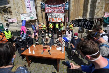 Los portavoces del grupo de migrantes que se manifiestan en huelga de hambre reclaman sus derechos en una rueda de prensa celebrada a las puertas de la iglesia donde se encierran.