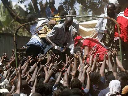 Servicios de asistencia reparten alimentos en Nairobi, Kenia, la pasada semana.