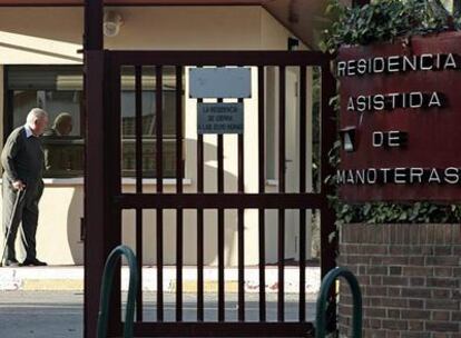 Entrada de la residencia de Manoteras donde se han reducido los alimentos a los ancianos.