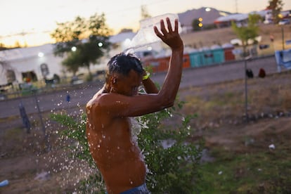 En su primer día de operaciones, el refugio recibió y atendió a 189 migrantes de nueve diferentes nacionalidades. En la imagen, un hombre se baña a las afueras del refugio del INM en Ciudad Juárez. 