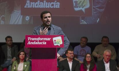 El candidato de Izquierda Unida a la Presidencia del Gobierno, Alberto Garz&oacute;n, durante su intervenci&oacute;n en el acto de cierre de campa&ntilde;a que esta formaci&oacute;n celebra hoy en Sevilla protagonizado por el candidato a la Presidencia de la Junta de Andaluc&iacute;a, Antonio Ma&iacute;llo, detr&aacute;s, tercero por la derecha.