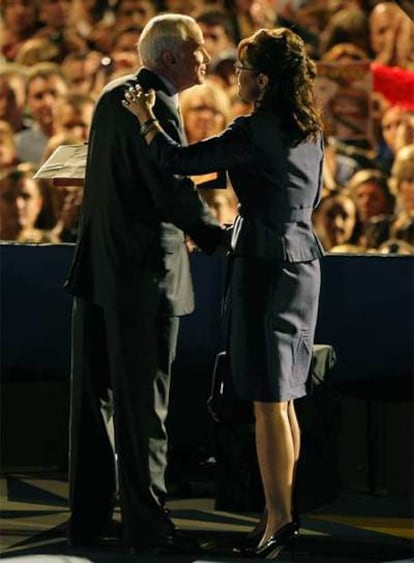 Sarah Palin saluda a McCain la noche de la derrota electoral.