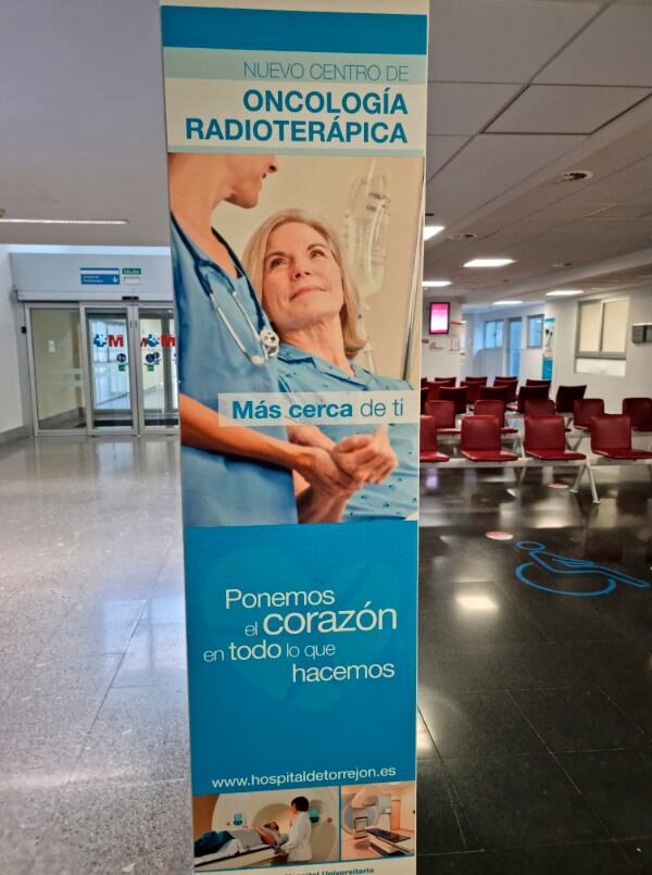 Cartel que anuncia el centro de Oncología Radioterápica en el interior del hospital de Torrejón.