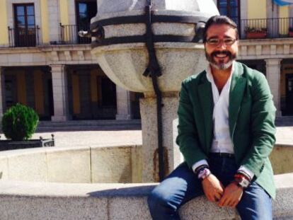 El alcalde de Brunete, Borja Guti&eacute;rrez, delante del Ayuntamiento.