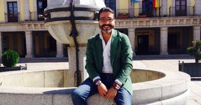 El alcalde de Brunete, Borja Gutiérrez, delante del Ayuntamiento.