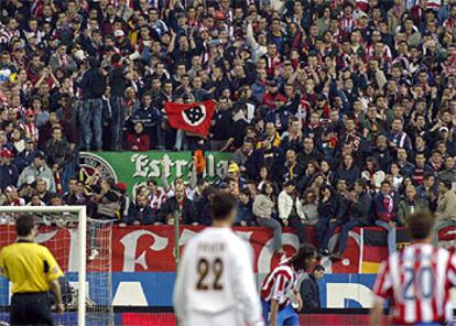 Símbolos nazis en la grada del Calderón.