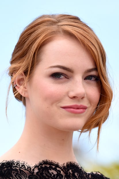 El idilio de Emma Stone con los 'ear-cuffs' viene de largo. En Cannes ha vuelto a elegirlos.