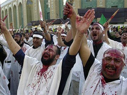 Fieles creyentes chiítas muestran las navajas con las que acaban de producirse cortes en la abeza para festejar el día de la Ashura en la ciudad santa de Kerbala el pasado 11 de abril.