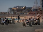 Varias personas en la playa del Bogotell el día de la presentación del protocolo para el control del aforo de playas, a 6 de mayo de 2021, en Barcelona, Catalunya, (España). El protocolo, que se activa esta semana debido a la cercanía del periodo estival, incluye la aplicación de unas normas de uso atípicas en las playas, centrando la gestión del litoral en el cumplimiento de las medidas de seguridad; la más importante, asegurar que se respeta la distancia de 1,5 metros. Los protocolos de actuación y el resto de medidas se irán adaptando en función de las indicaciones de las autoridades sanitarias.
06 MAYO 2021;ESTADO DE ALARMA;FIN ESTADO DE ALARMA;VACACIONES;PLAYA;RESTRICCIONES
David Zorrakino / Europa Press
06/05/2021