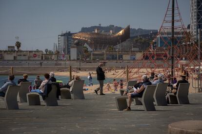 Varias personas en la playa del Bogatell de Barcelona, este jueves.