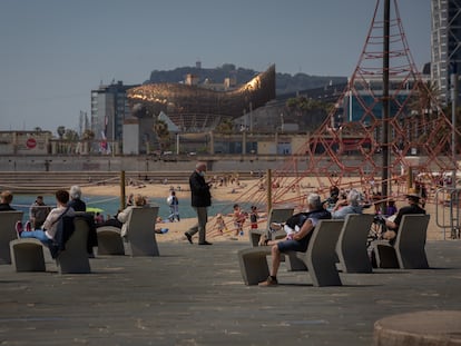 Varias personas en la playa del Bogatell de Barcelona, este jueves.