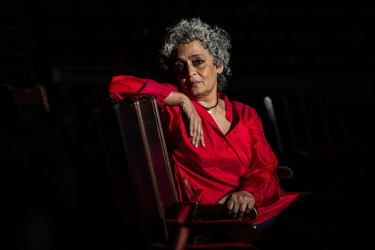 Arundhati Roy escribe sobre su madre: visionaria y despótica, protectora y devastadora