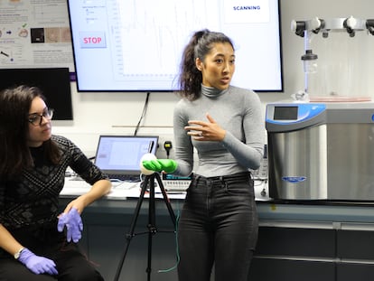 Las líderes del proyecto Carmen Salvadores (izquierda) y Shireen Jaufuraully (derecha) trabajan con el guante sensorizado en el laboratorio.