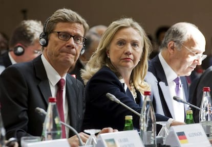 Clinton, flanqueada por los ministros de Exteriores de Alemania y Francia, este viernes en Par&iacute;s.