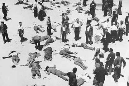 Un grupo de personas observa los cadáveres de víctimas del asalto al Cuartel de la Montaña, el 20 de julio de 1936.