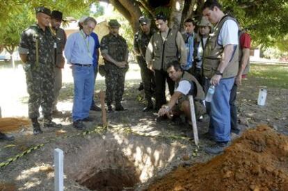 Forenses y diputados brasileños observan las excavaciones donde permanecen los restos de miembros de la guerrilla Araguaia, asesinados en 1970.