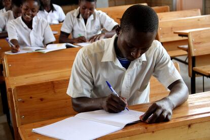 La escuela piloto de Busebwa tiene un máximo de 50 niños por clase, aunque muchas aulas no llegan a esa cifra. Uno de los retos y objetivos de este colegio es la reinserción en el sistema educativo de los menores retornados de campos de refugiados en Tanzania, país vecino hacia el que huyeron miles de burunduses durante la guerra civil (1993-2006), y donde no se habla la misma lengua. Samuel Bukuru (en la imagen), de 18 años, regresó en 2009. Quiere ser médico.