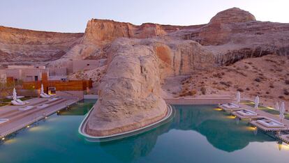 Amangiri (Utah, Estados Unidos)

Rodeado por el Gran Cañón, este resort de lujo se construyó en torno a una gran piscina central con vistas al Grand Staircase Escalante Monument Valley, una de las joyas geológicas más importantes del mundo. El lejano Oeste abrirá ante ti un sinfín de posibilidades: paseos a caballo, viajes en helicóptero y excursiones al aire libre.