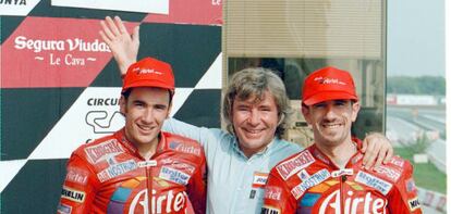 &Aacute;ngel festeja en 1996 la primera victoria de Gelete con el Aspar Team.