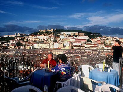El mirador del restaurante situado en el elevador de Santa Justa ofrece vistas del castillo de San Jorge. Durante las fiestas del 12 al 30 de junio la ciudad bulle, especialmente en el cercano barrio de Alfama.