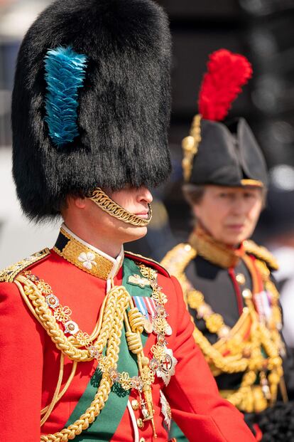 El príncipe Guillermo de Inglaterra, el segundo en la línea de sucesión, pasa revista a 1.500 oficiales y 250 caballos de las caballerizas reales durante el desfile militar 'Trooping The Colour'.