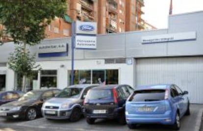 Vista de un concesionario de ventas de vehículos de la marca Ford en Madrid. EFE/Archivo