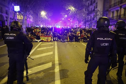 Varias personas durante una sentada en una protesta en la calle Ferraz.