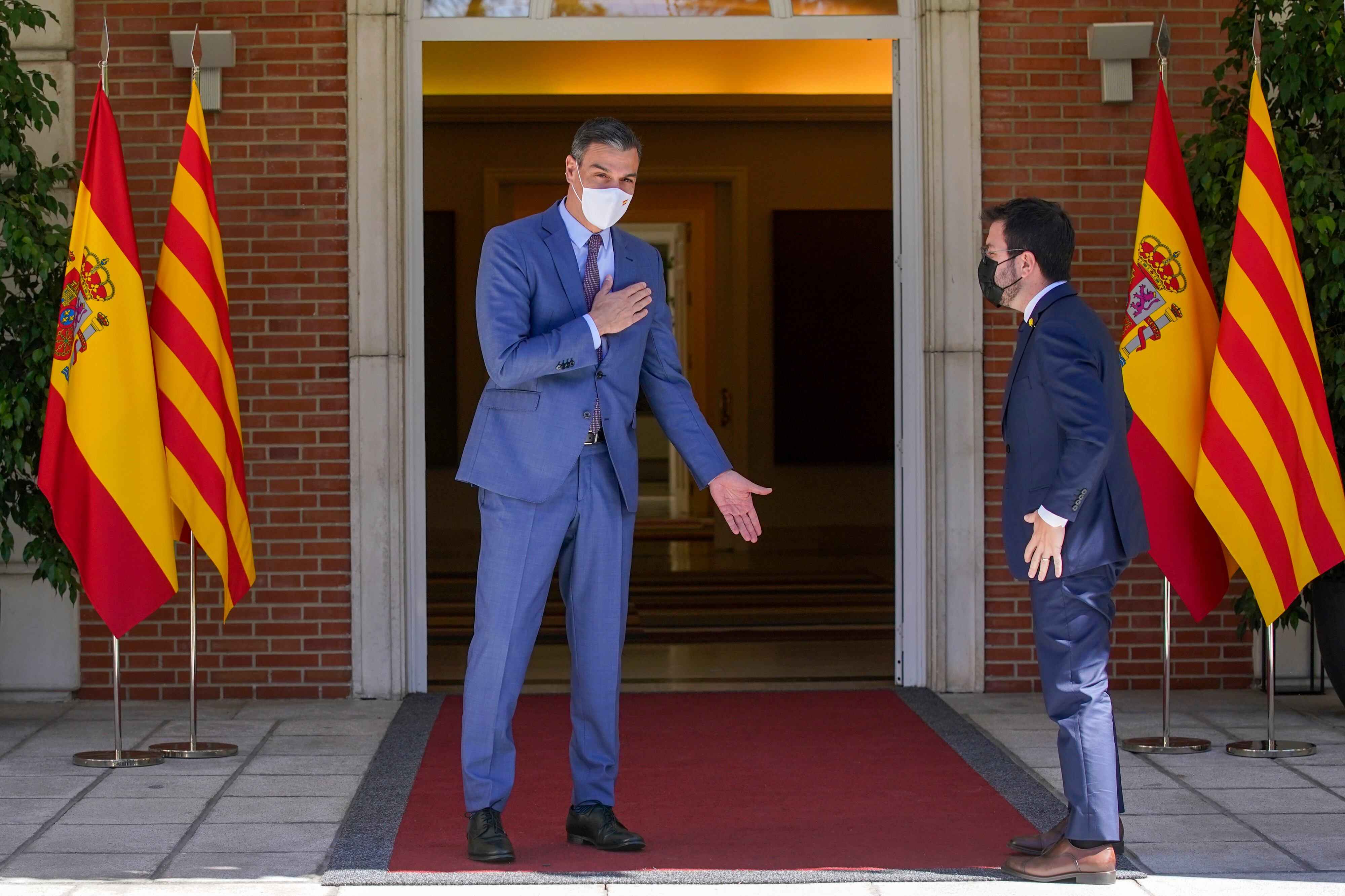 Pedro Sánchez saluda al presidente de la Generalitat, Pere Aragonés, en la Moncloa el 29 de junio.