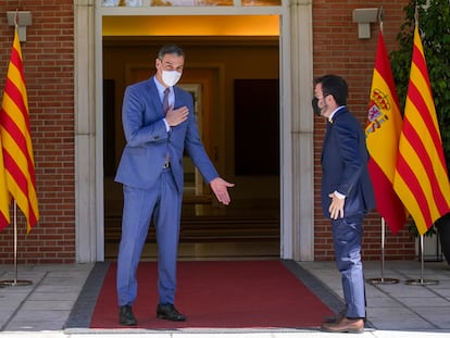 El presidente del Gobierno, Pedro Sánchez, saluda al presidente de la Generalitat, Pere Aragonès, el pasado martes en el palacio de La Moncloa, en Madrid.