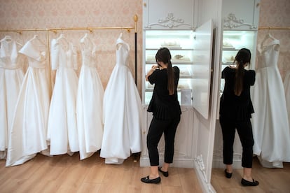 Interior de una tienda de Pronovias en Madrid.