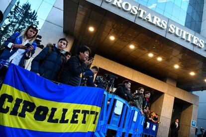 Los aficionados de Boca esperan la llegada del equipo a las afueras del hotel donde se aloja.