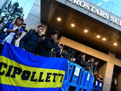 Los aficionados de Boca esperan la llegada del equipo a las afueras del hotel donde se aloja.