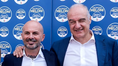 El candidato a la Alcaldía de Roma por Fratelli di Italia, Enrico Michetti (derecha), y su consejero Francesco Cuomo, durante un acto de presentación de candidaturas el pasado día 7. 