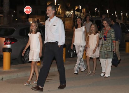 4 de agosto: los reyes Felipe y Letizia, la princesa Leonor, la infanta Sofía, la reina Sofía y (detrás) la infanta Elena y sus hijos, Victoria Federica y Felipe Juan Froilán, a la salida del restaurante 'Ola del Mar' situado en la zona del Portixol de Palma.