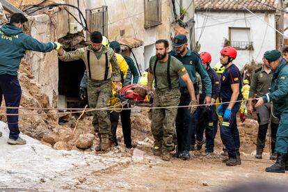 Los equipos de rescate trasladan a una de las personas heridas por las inundaciones que asolaron este martes Letur.