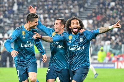 Los jugadores del Real Madrid Marcelo, Lucas Vázquez y Cristiano Ronaldo, celebran el gol del brasileño, el tercero del partido.